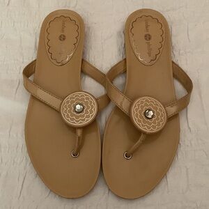 LINDSAY PHILLIPS medallion tan patent sandals thongs size 9.5